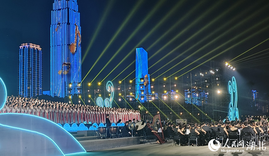 湖北省十二所高校的千名大學(xué)生們，用青春的嘹亮，唱響長(zhǎng)江兒女心中的感恩與依戀。人民網(wǎng)記者 王郭驥攝