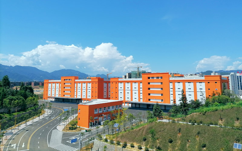 藍天下的湖北中煙恩施卷煙廠。張犀攝