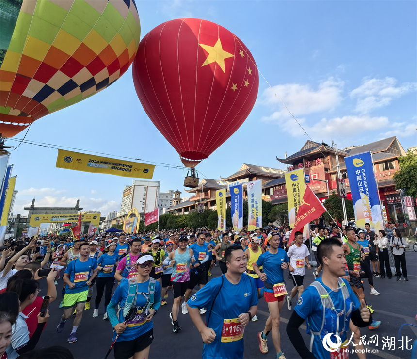 6.8公里群眾健身賽吸引不少跑步愛好者參加。人民網(wǎng)記者 周雯攝