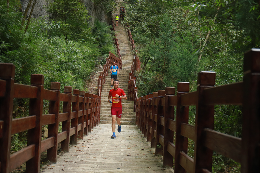 參賽選手奔跑在山川峽谷間。蕭武攝