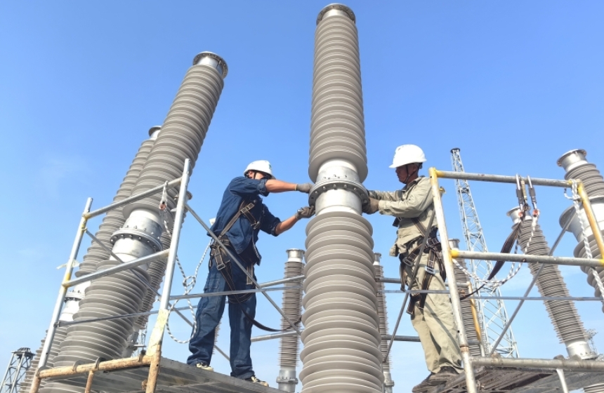 大冶±800千伏換流站內(nèi)，現(xiàn)場施工人員正在進行極2高端直流場平波電抗器附件絕緣子的安裝工。段語楊攝