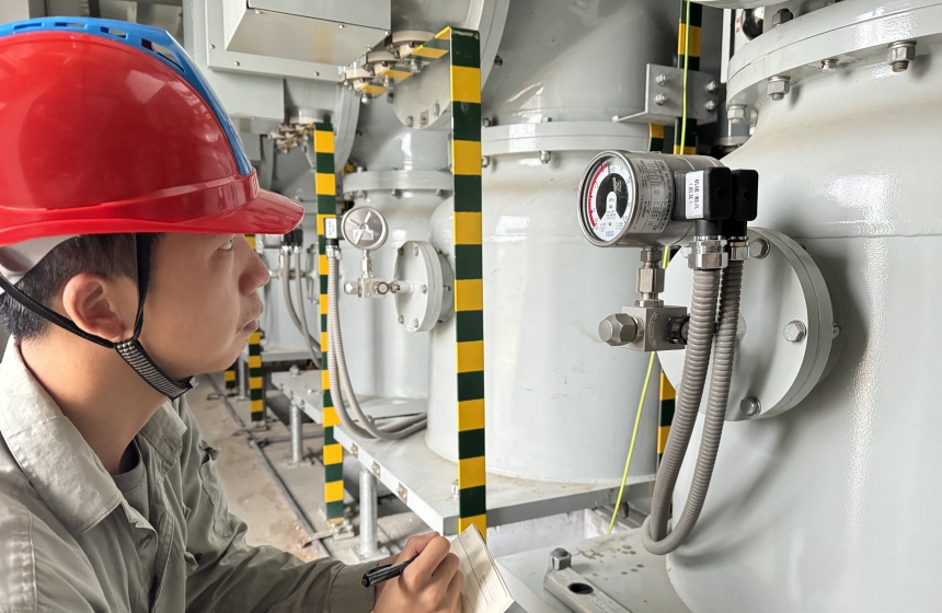 魯臺(tái)220千伏變電站，現(xiàn)場(chǎng)施工人員佘滕霄正在進(jìn)行密度繼電器壓力預(yù)檢查工作。陳浩攝