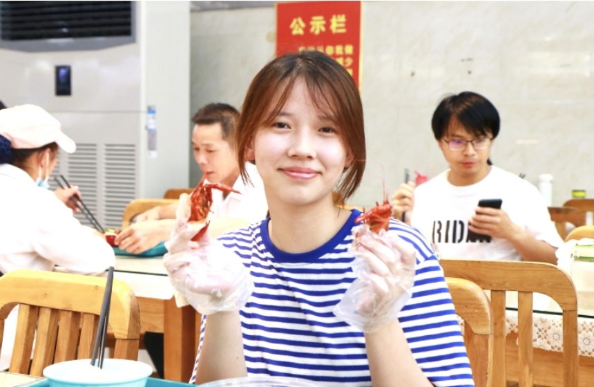 潛江龍蝦走進華中師范大學。關洪磊攝