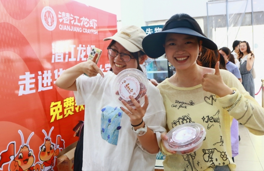 潛江龍蝦走進華中師范大學。關(guān)洪磊攝 