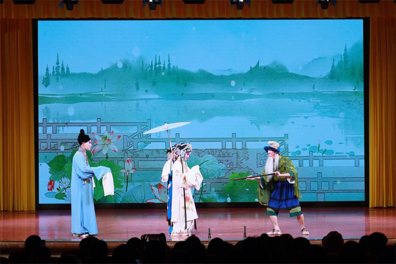 武漢華夏理工學院青春領(lǐng)航環(huán)保志愿宣教團利用戲曲傳播環(huán)保理念。