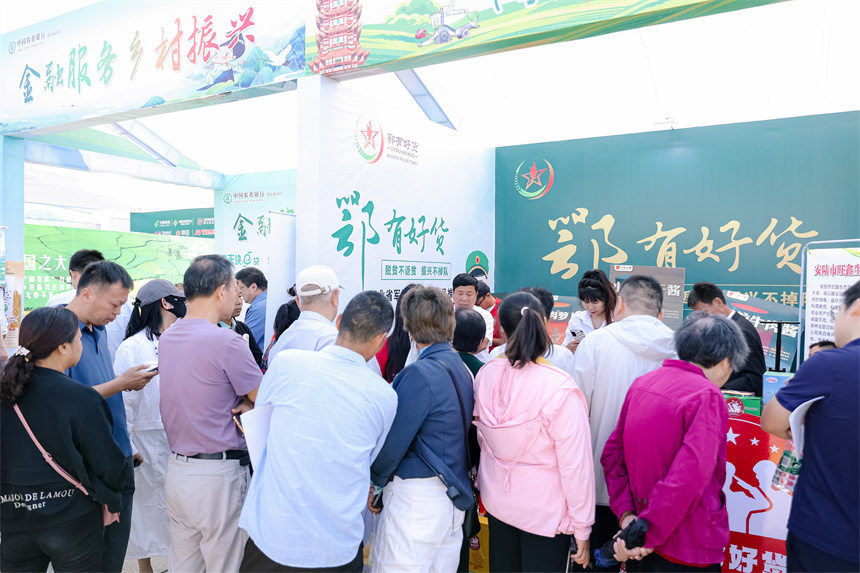 特色農(nóng)產(chǎn)品吸引不少消費(fèi)者駐足品鑒、采購(gòu)。湖北廣播電視臺(tái)壟上頻道供圖