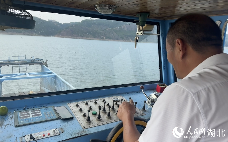 肖安山駕駛著清漂船在漢江進(jìn)行清漂作業(yè)。人民網(wǎng)記者 張沛攝