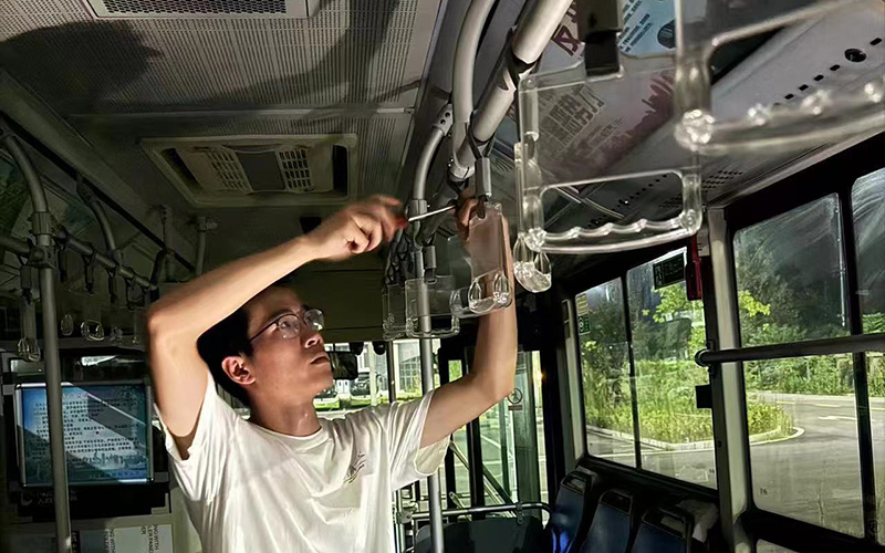 工作人員正在維修公交車。鄂軒攝