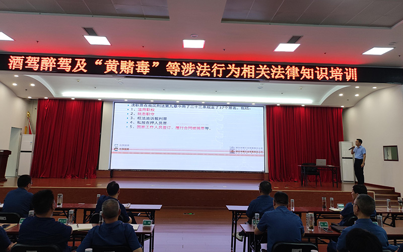 駐廠律師開展法律知識培訓(xùn)講座。向家陽攝