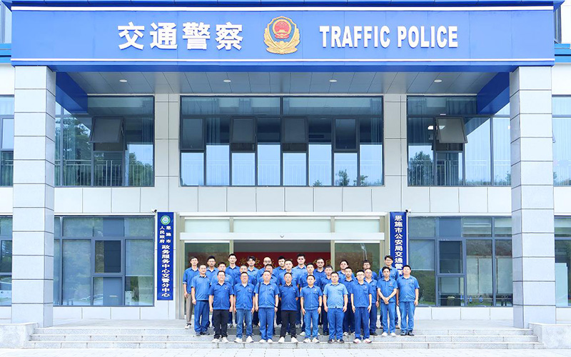 干部職工旁聽案件庭審現(xiàn)場。周亞麗攝