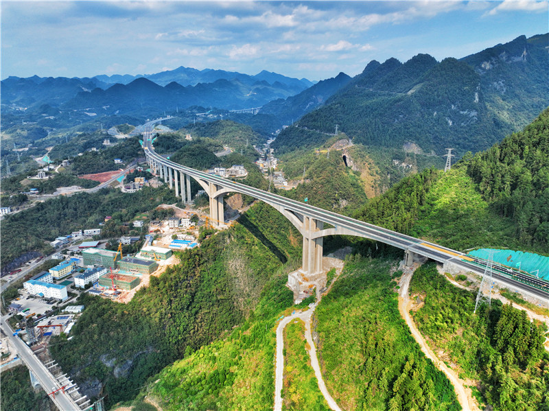宜來高速鶴峰東段云南莊大橋