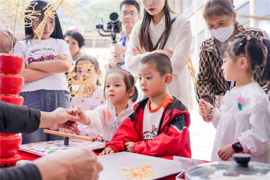 活動現場的小朋友正在體驗。黃軒攝