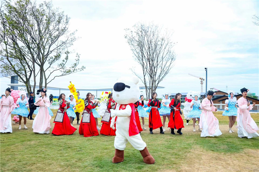 活動現(xiàn)場載歌載舞。黃軒攝