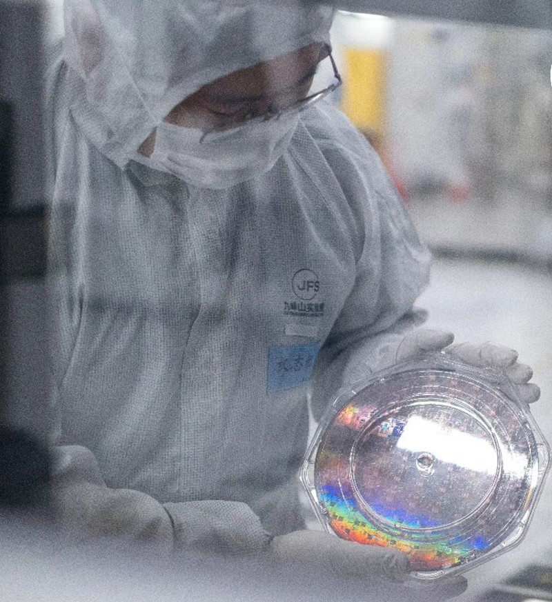 九峰山實驗室8寸硅基片上光源芯片晶圓。九峰山實驗室供圖