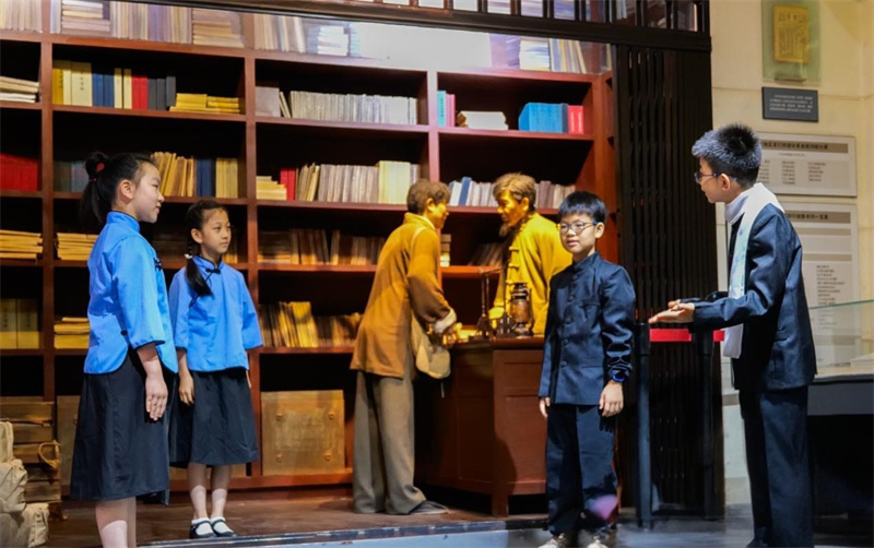 在武漢中共中央機關(guān)舊址紀念館，“江岸之光，行走課堂”活動中，學生們化身“革命青年”，穿越時空感悟革命精神。程楚鶴攝