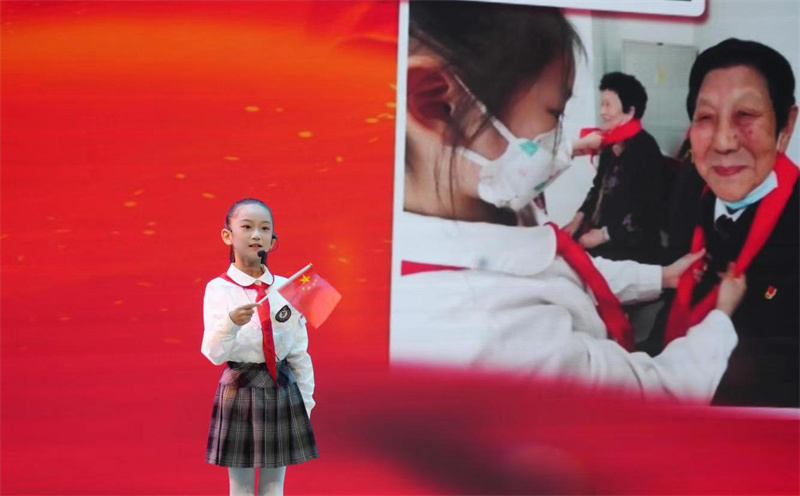 長春街小學李婧寧講述抗美援朝老英雄的故事。何曉剛攝