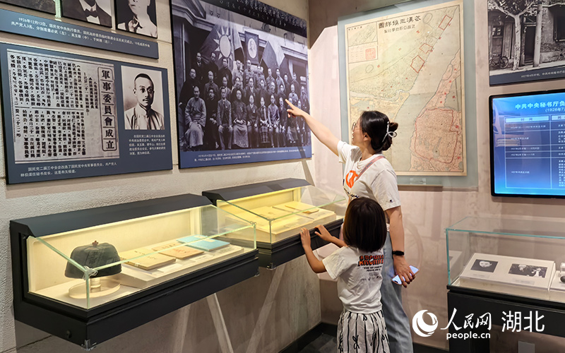 游客帶著孩子參觀武漢中共中央機(jī)關(guān)舊址紀(jì)念館。人民網(wǎng)記者 周雯攝