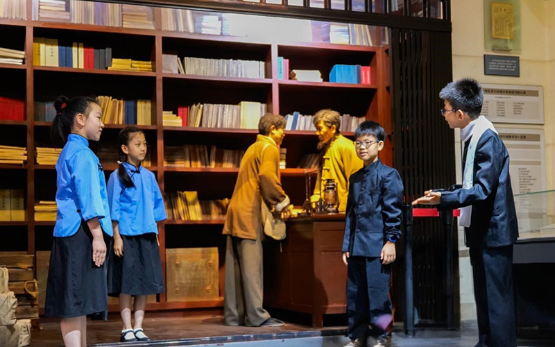 在武漢中共中央機(jī)關(guān)舊址紀(jì)念館的“江岸之光·行走課堂”活動(dòng)中，學(xué)生們化身“革命青年”，穿越時(shí)空感悟革命精神。程楚鶴攝