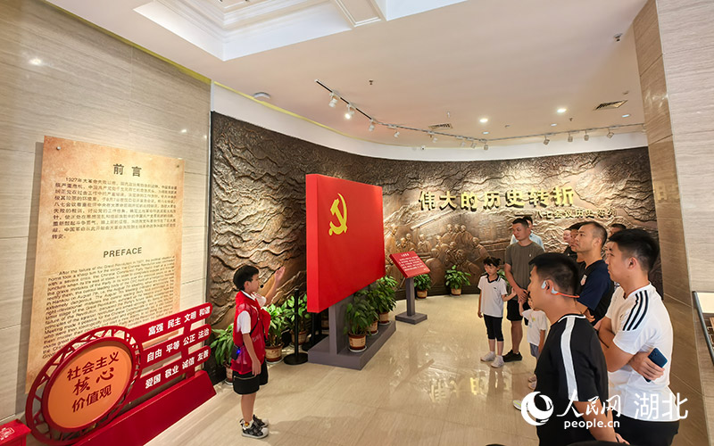 小志愿者講解員在八七會(huì)議會(huì)址紀(jì)念館講解。人民網(wǎng)記者 周雯攝