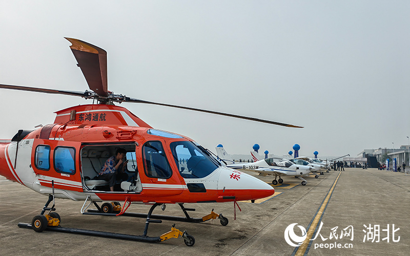 武漢漢南機(jī)場運行的各類飛行器。人民網(wǎng)記者 郭婷婷攝