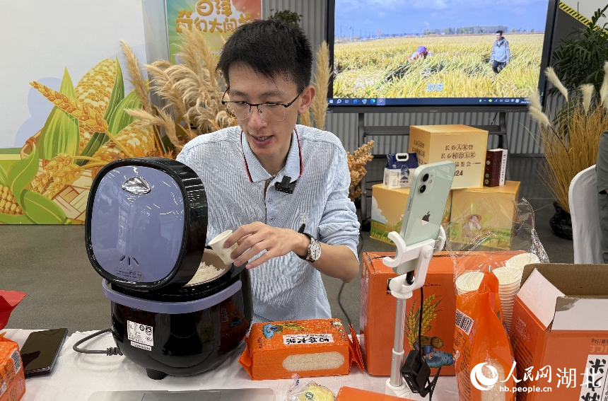 來自吉林的糧食企業(yè)負(fù)責(zé)人在武漢人民網(wǎng)“夢幻靈境”AI展演中心開直播介紹自家產(chǎn)品。人民網(wǎng)記者 周恬攝