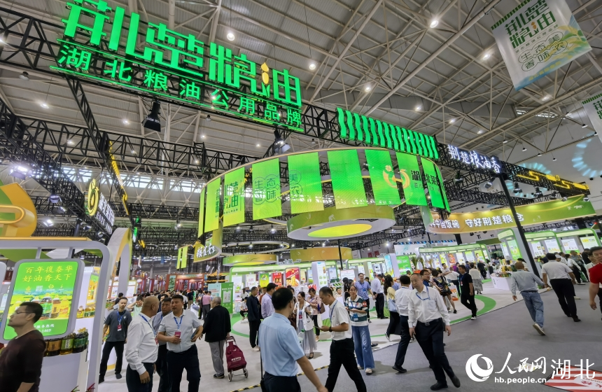 湖北糧油品牌“荊楚糧油”亮相中國糧食交易大會(huì)。人民網(wǎng)記者 周雯攝