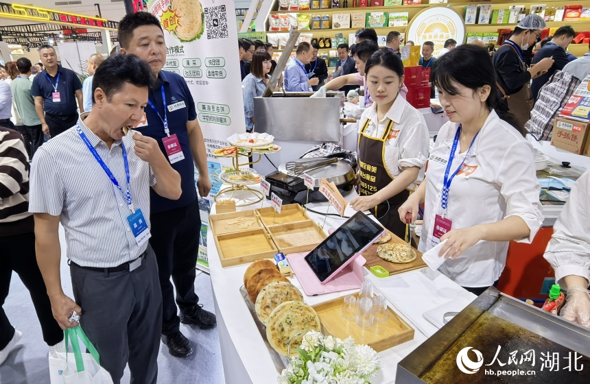 參會者品嘗來自全國的優(yōu)質(zhì)農(nóng)產(chǎn)品。