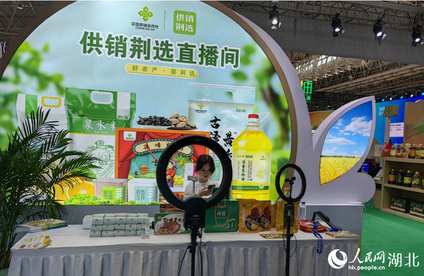 各路糧食企業(yè)通過直播間現(xiàn)場(chǎng)帶貨。人民網(wǎng)記者 郭婷婷攝