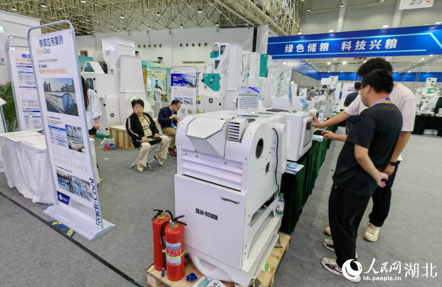 中國糧食交易大會上，設置有糧油機械設備展區(qū)。人民網記者 郭婷婷攝