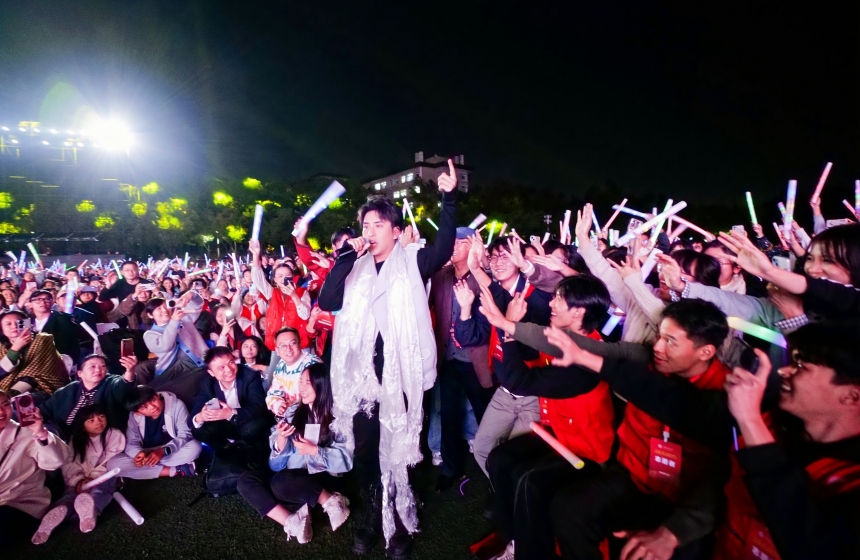 青年歌唱家扎西頓珠與觀眾熱情互動。學校供圖