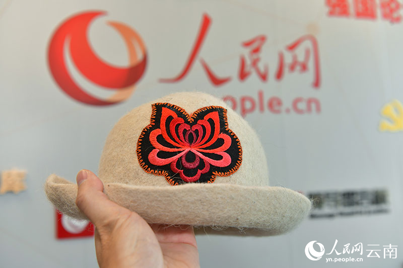 融入元謀彝族搟氈技藝與彝族刺繡制作的產(chǎn)品。人民網(wǎng)記者 任峰濤攝