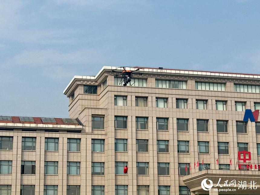 無(wú)人機(jī)拋投物資。