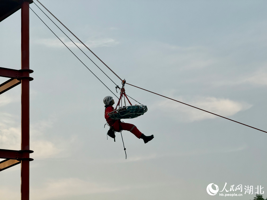 高空繩索救援演練。