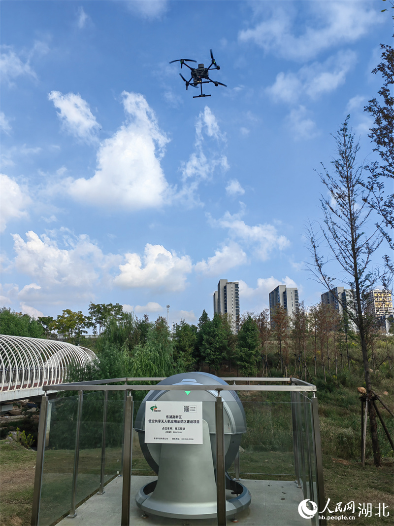 剛從機庫起飛的無人機。人民網(wǎng)記者 張雋攝