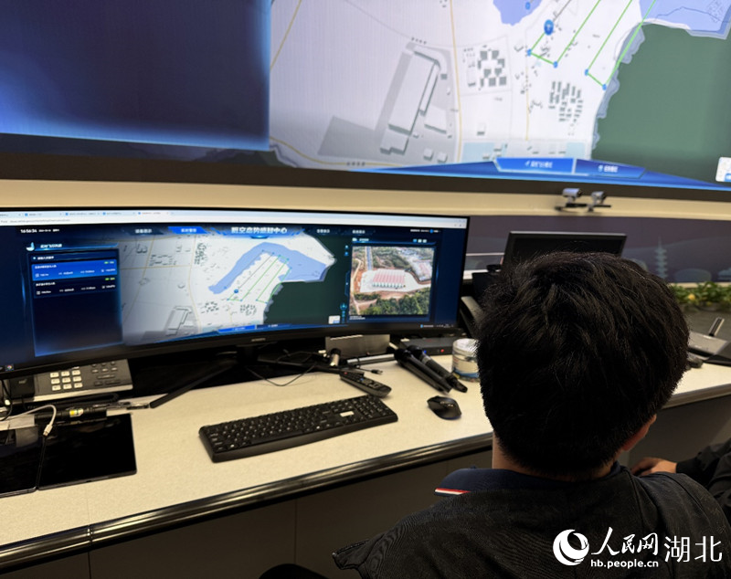 工作人員正在查看無人機預警信息。人民網(wǎng)記者 張雋攝