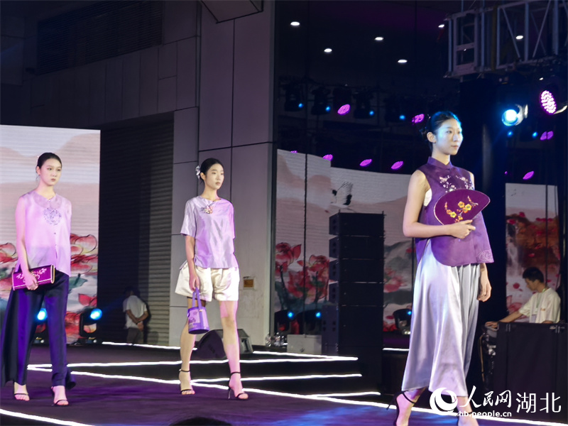湖北非遺時裝秀現(xiàn)場。人民網(wǎng)記者 周雯攝