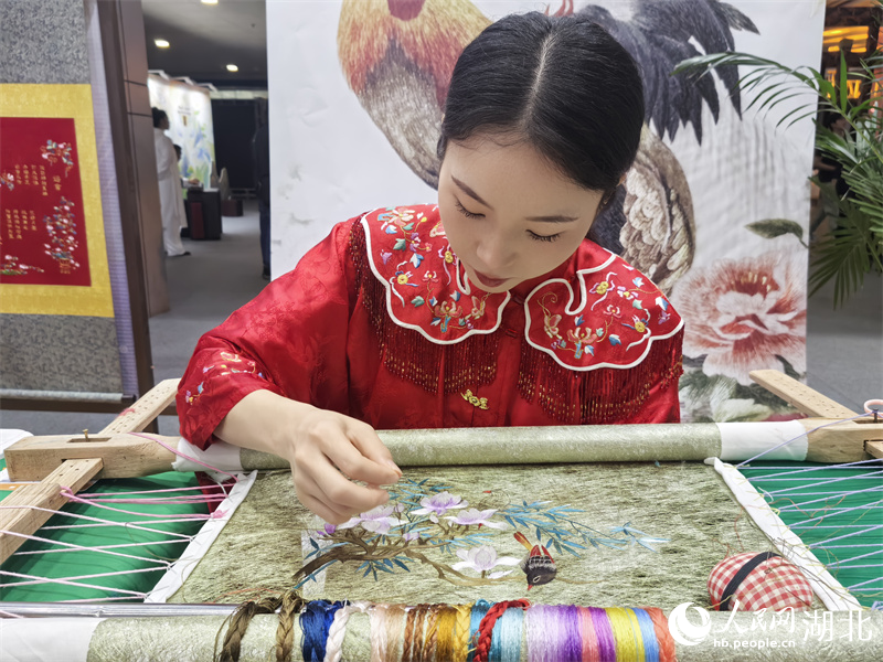 傳承人現(xiàn)場展示大冶刺繡的精妙技藝。人民網(wǎng)記者 周雯攝