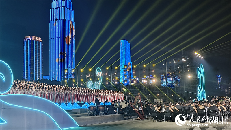 長江文化藝術(shù)季開幕式上，千名學(xué)子唱響最響亮的《長江之歌》。人民網(wǎng)記者 王郭驥攝