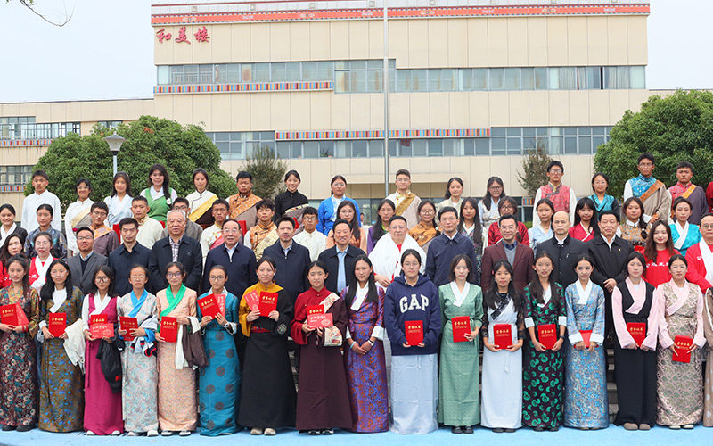 夏曉華和結(jié)對(duì)的同學(xué)們。公軒攝