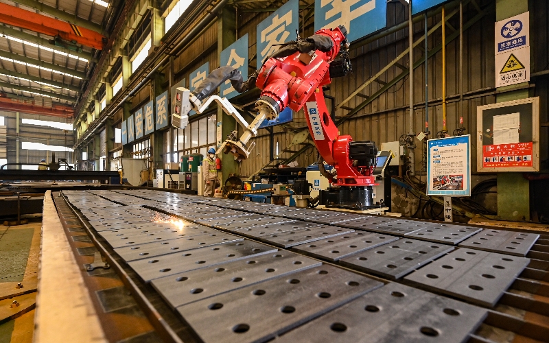 .機(jī)械臂正在進(jìn)行激光除銹作業(yè)。吳迪攝