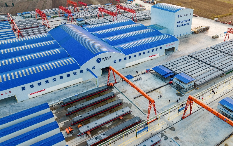 俯瞰湖北規(guī)模最大的智慧化預(yù)制梁廠。吳迪攝