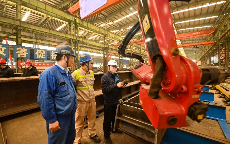 技術(shù)人員正在調(diào)試焊接機(jī)器人機(jī)械臂。吳迪攝