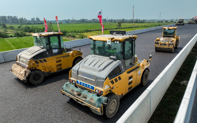 無人攤鋪機(jī)群作業(yè)。吳迪攝