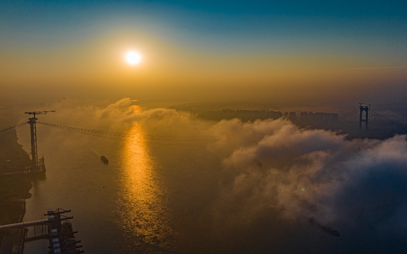 晨曦中的燕磯長江大橋。吳迪攝