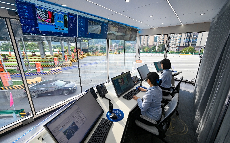 工作人員在云艙內(nèi)通過(guò)可視對(duì)講方式與司乘人員進(jìn)行遠(yuǎn)程在線交互。吳迪攝