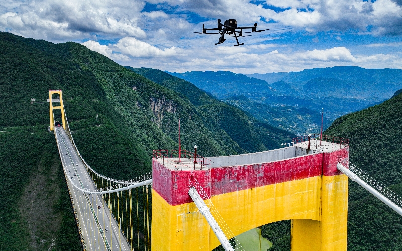 運(yùn)用“橋梁無(wú)人機(jī)智能檢測(cè)系統(tǒng)”對(duì)主塔進(jìn)行病害檢測(cè)。吳迪攝