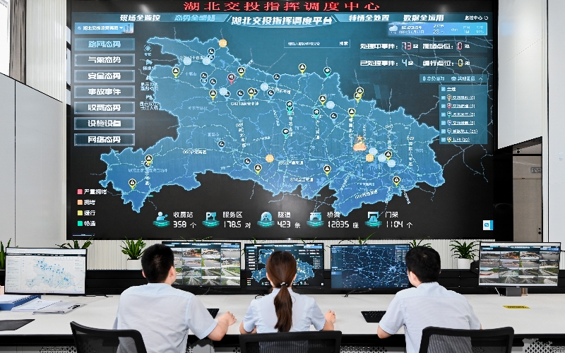 建成湖北交投智慧調(diào)度中心，接入全省6000多公里高速路段、1.5萬(wàn)余路監(jiān)控視頻圖像，實(shí)現(xiàn)路網(wǎng)態(tài)勢(shì)全感知。吳迪攝