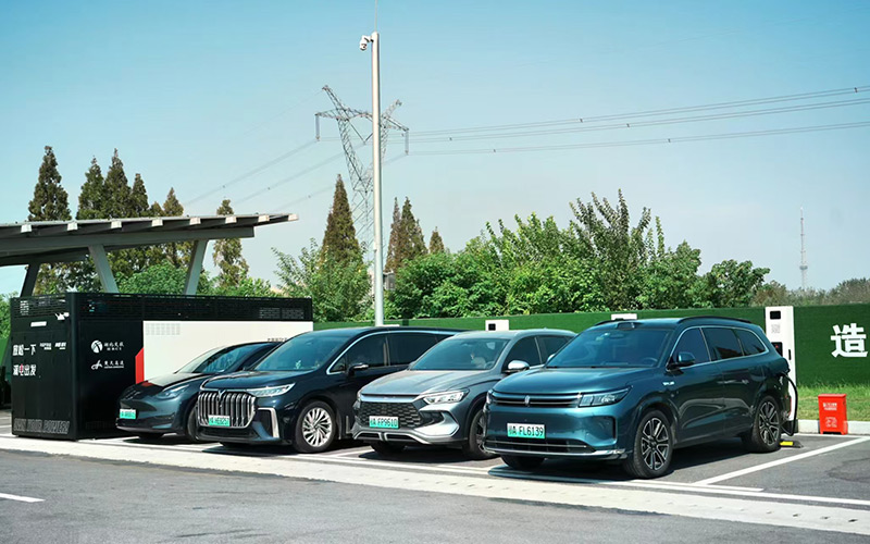 全省首座氫能離網(wǎng)超充站，在滬渝高速潛江服務(wù)區(qū)開通試運(yùn)營(yíng)。吳迪攝