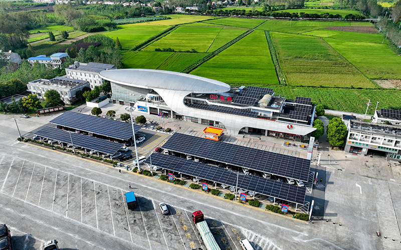 仙桃服務(wù)區(qū)打造成為“光儲(chǔ)充換”一體化的“低碳服務(wù)區(qū)”。吳迪攝