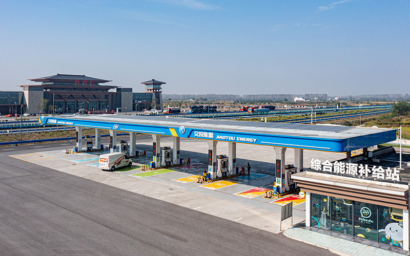 位于滬渝高速荊州東服務(wù)區(qū)的全國(guó)首座高速公路的綜合能源補(bǔ)給站。吳迪攝
